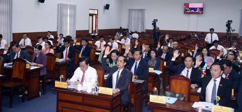 Cac dai bieu HDND tinh Bac Lieu bieu quyet thong qua cac Nghi quyet. Anh: Nhat Ho