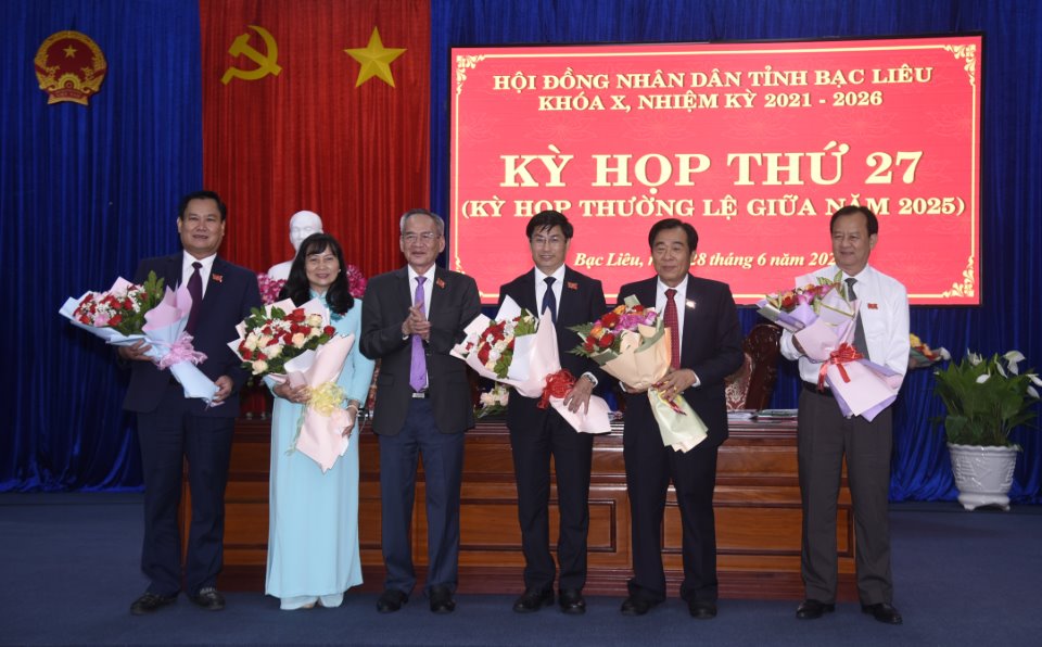 Chu tich HDND tinh Bac Lieu tang hoa cho cac dong chi thoi lam nhiem vu Dai bieu HDND. Anh: Nhat Ho