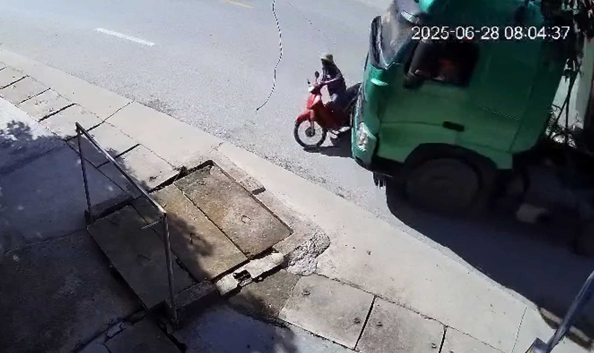 The motorcyclist was hit by a tractor-trailer, luckily escaping death in a flash. Photo cut from clip