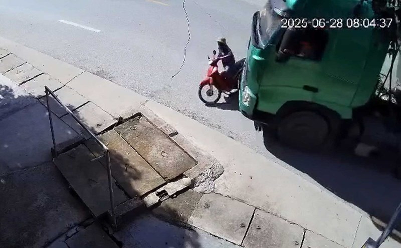 The motorcyclist was hit by a tractor-trailer, luckily escaping death in a flash. Photo cut from clip