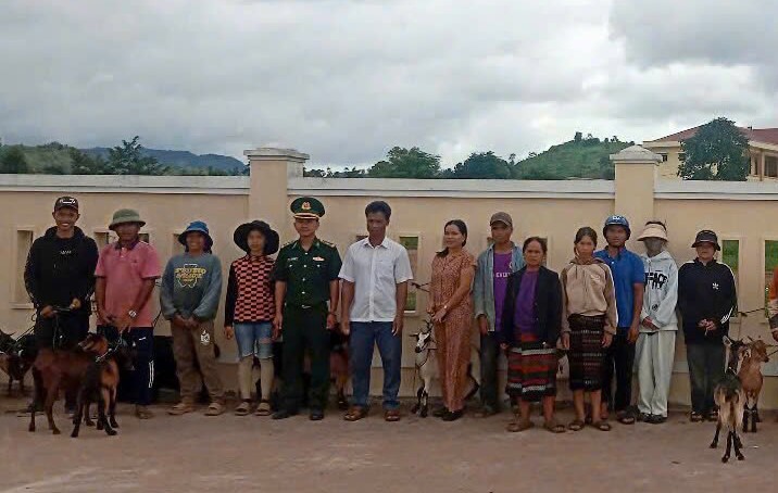 Ho ngheo duoc cap phat de giong. Anh: Dinh Tien