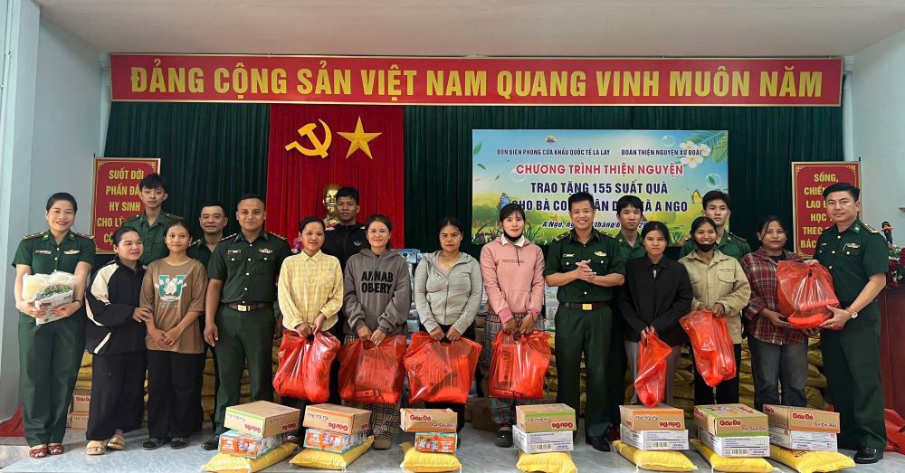 La delegacion fronteriza y voluntaria presento regalos a las personas en las areas fronterizas. Foto: Dinh Tien