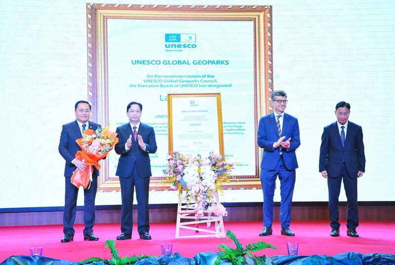 Mr. Jonathan Wallace Senior, Permanent Representative of the United Nations Educational, Scientific and Cultural Organization (UN UNESCO) (right) presented the Certificate of Recognition of UNESCO Lang Son Global Geopark to the leaders of Lang Son province. Photo: Anh Tuan