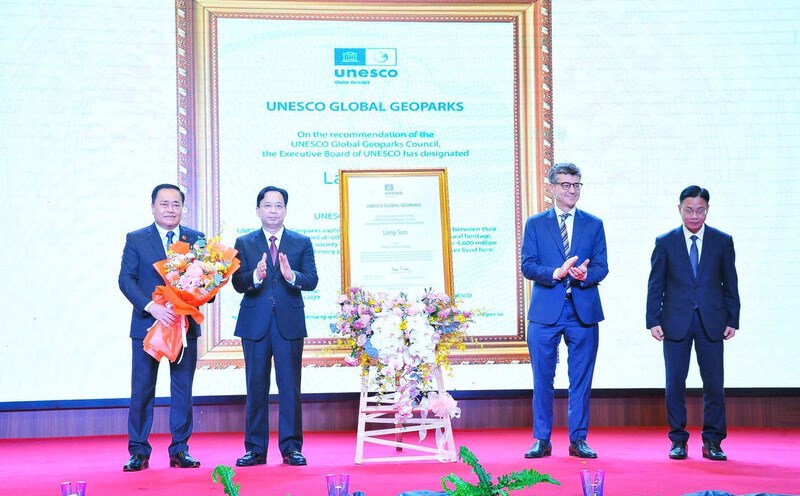 Mr. Jonathan Wallace Senior, Permanent Representative of the United Nations Educational, Scientific and Cultural Organization (UN UNESCO) (right) presented the Certificate of Recognition of UNESCO Lang Son Global Geopark to the leaders of Lang Son province. Photo: Anh Tuan