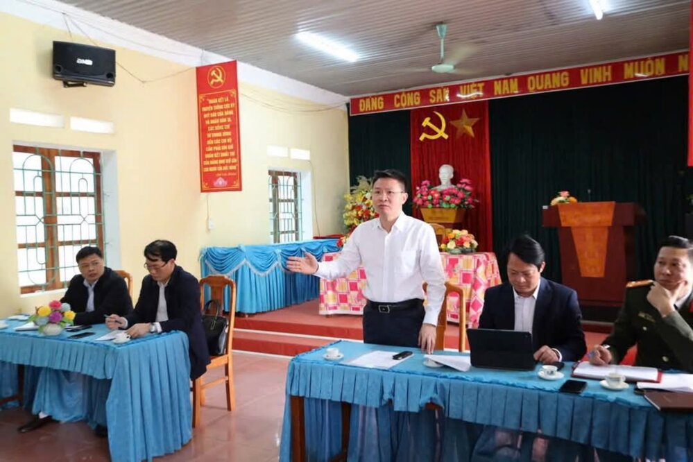 Thieu tuong Nguyen Minh Tuan trong mot lan lam viec tai huyen Doan Hung, tinh Phu Tho ved cong tac giai phong mat bang du an Duong day 500 kV Lao Cai - Vinh Yen. Anh: CACC