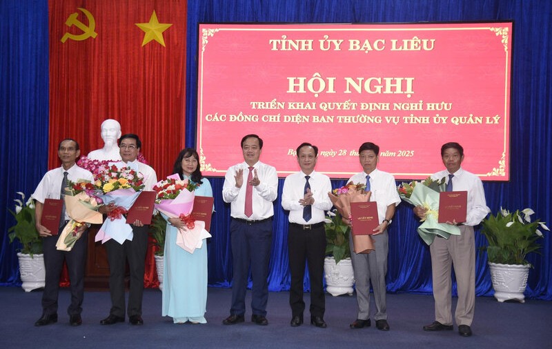 Trao quyet dinh nghi huu truoc tuoi cho can bo thuoc dien Ban thuong vu Tinh uy Bac Lieu quan ly. Anh: Nhat Ho