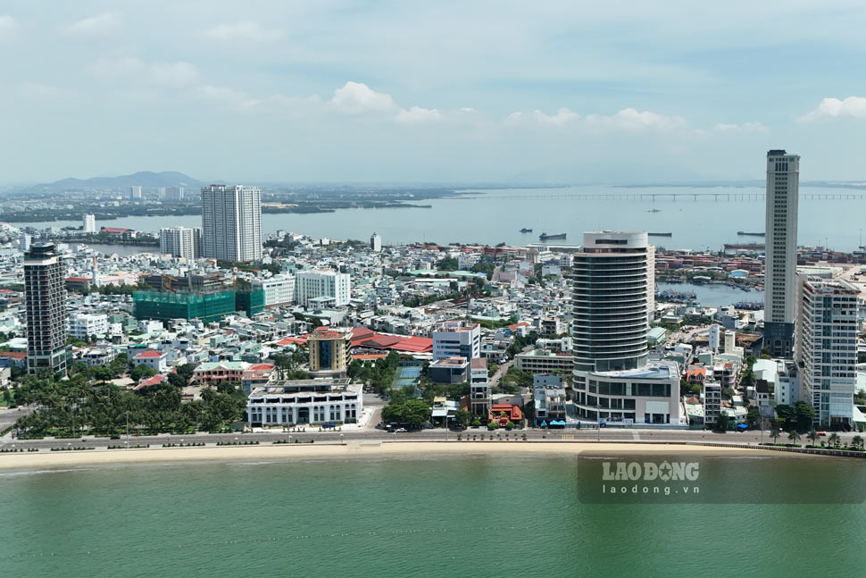 Along the Quy Nhon (Binh Dinh) sea, many "sky-catching" buildings have been formed. Photo: Hoai Phuong