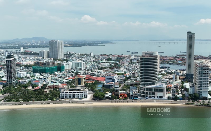 Along the Quy Nhon (Binh Dinh) sea, many "sky-catching" buildings have been formed. Photo: Hoai Phuong