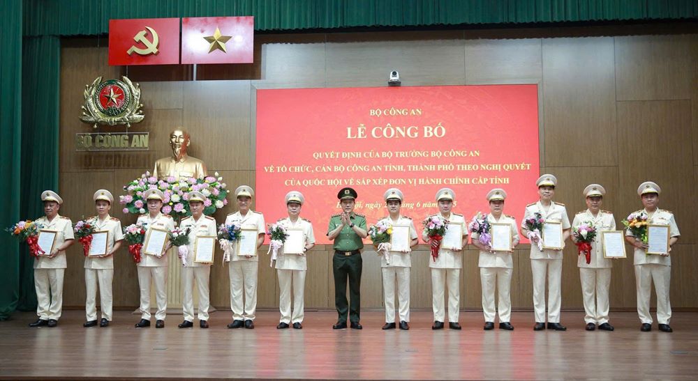 Bo truong Luong Tam Quang trao quyet dinh bo nhiem Giam doc Cong an cac tinh, thanh pho. Anh: Cong an cung cap