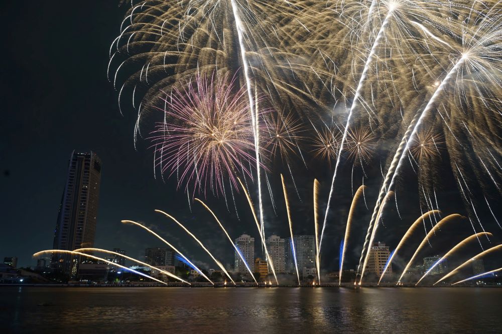 Los fuegos artificiales coreanos agitaron la noche del rio Han con "Flying Dragon Dance" y Rap G-Dragon. Foto: Tran Thi