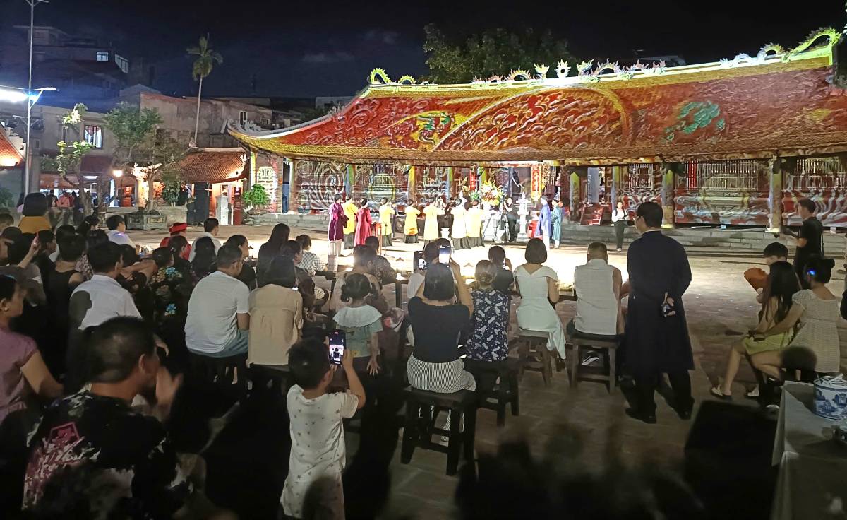 Rat dong khan gia don xem tour dem trong ngay dau ra mat. Ảnh: Mai Dung