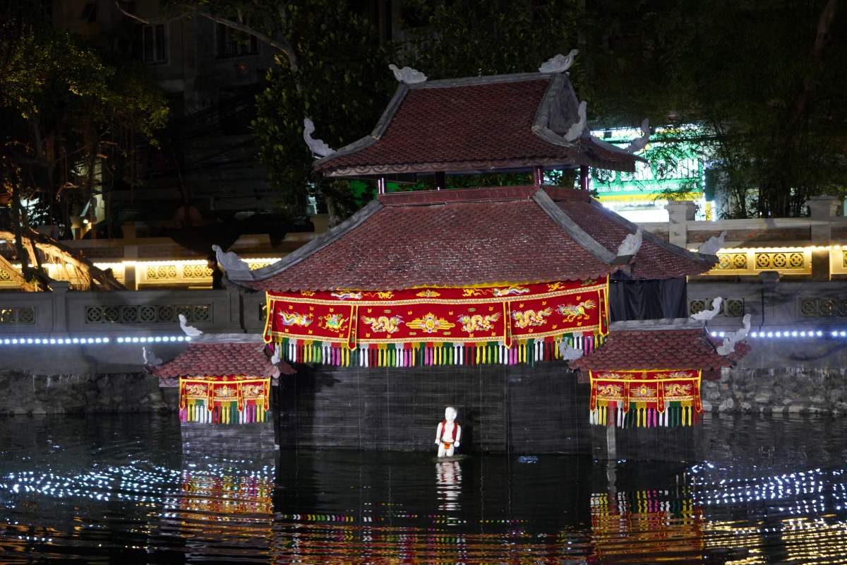 Bieu dien mua roi mo dau tour dem. Ảnh: Mai Dung