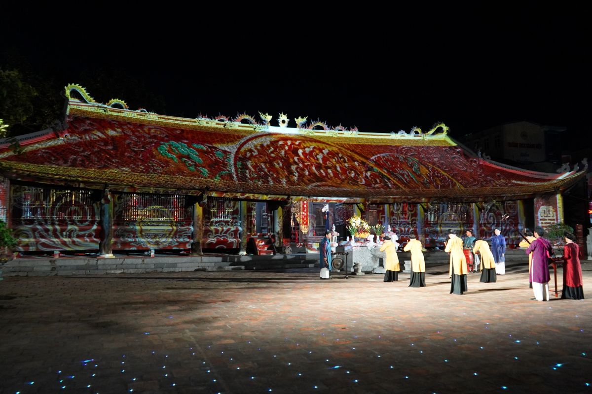 Dung 19h ngay 28.6, tour dem Dau thieng Hang Kenh duoc ra mat. Ảnh: Mai Dung