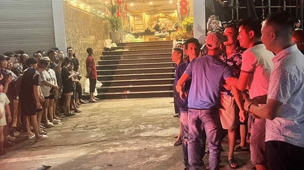 Người dân hiếu kỳ tập trung trước quán karaoke Q.T. Ảnh: Lê Vân