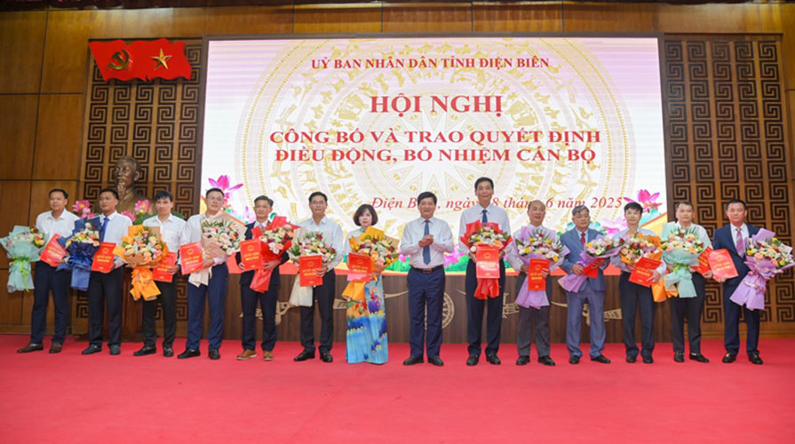 Chu tich UBND tinh Le Thanh Do trao cac quyet dinh ve cong tac can bo.