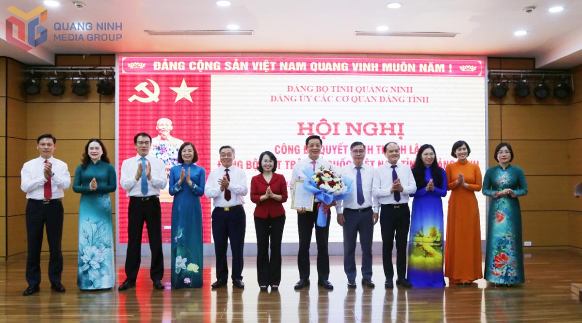 El Sr. Trinh Thi Minh Thanh, Secretario Adjunto Permanente del Comite del Partido Provincial, Presidente del Consejo Popular Provincial, Secretario del Comite del Partido de la Agencia del Partido Provincial, otorgo la decision de establecer el Comite de Frentes de Paternas de Vietnam de la provincia de Quang Ninh. Foto: Centro de comunicacion Quang Ninh