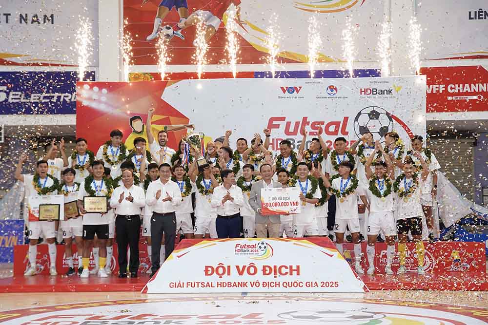 Thai Son Nam TPHCM an mung chuc vo dich. Anh: VFF