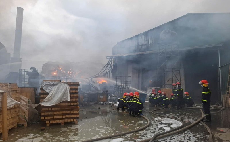 On the afternoon of June 28, a fire broke out at a scrap recycling workshop in Minh Hai commune (Van Lam district, Hung Yen). Photo: Hoang Yen