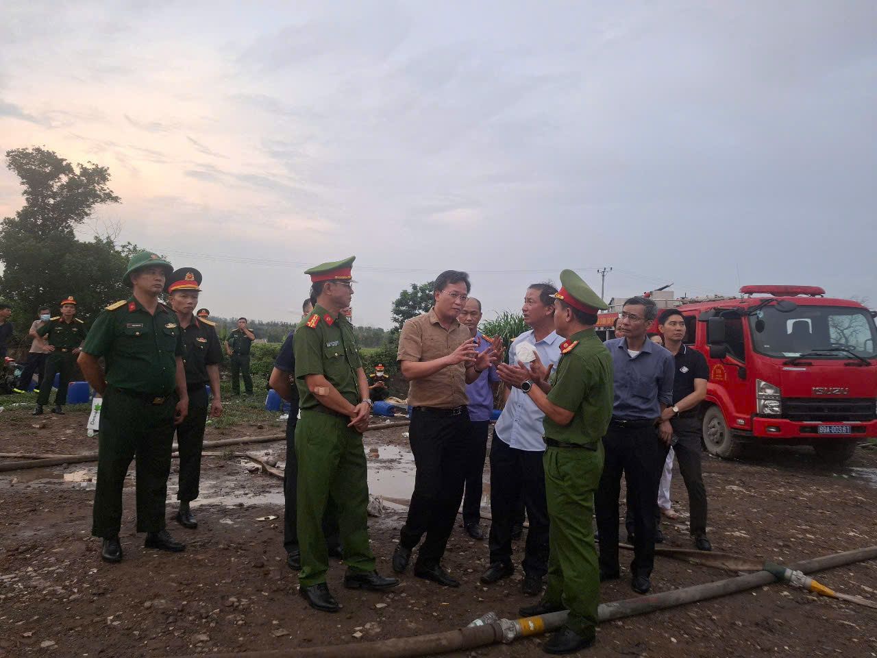 Bi thu Tinh uy Hung Yen Nguyen Huu Nghia truc tiep xuong hien truong chi dao cong tac chua chay. Den 21h ngay 28.6, dam chay van chua duoc dap tat hoan toan. Anh: Hoang Yen