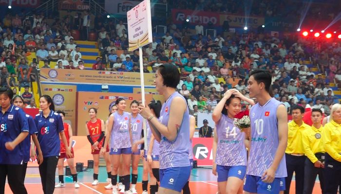 Thanh Thuy holds a sign for the Vietnam women's volleyball team at the opening ceremony of VTV Cup 2025. Photo: Hoang Hue