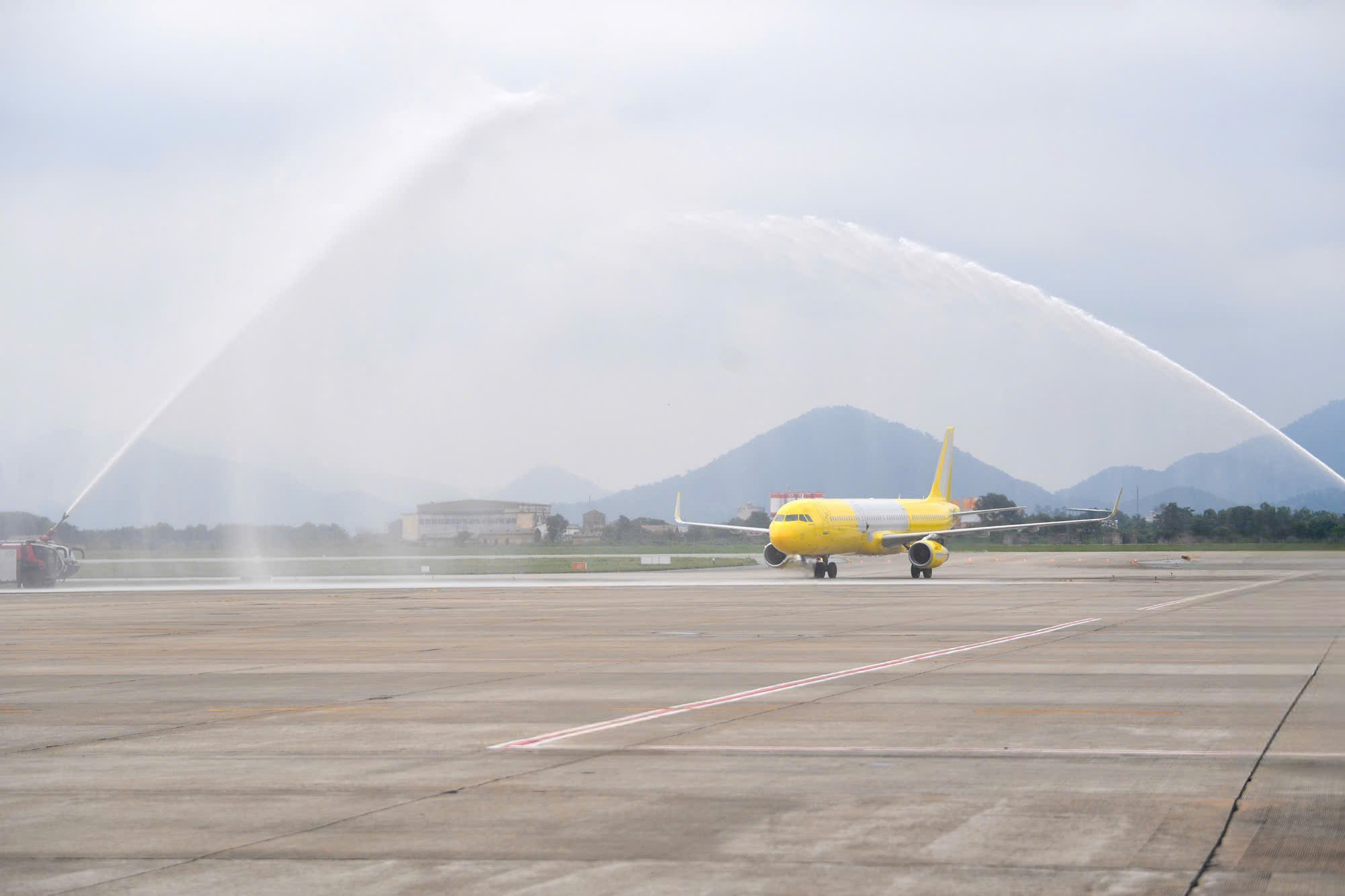 Nghi thuc phun voi rong (Water salute) chao don chiec may bay dau tien do Vietravel Airlines so huu. Anh: T&T Group