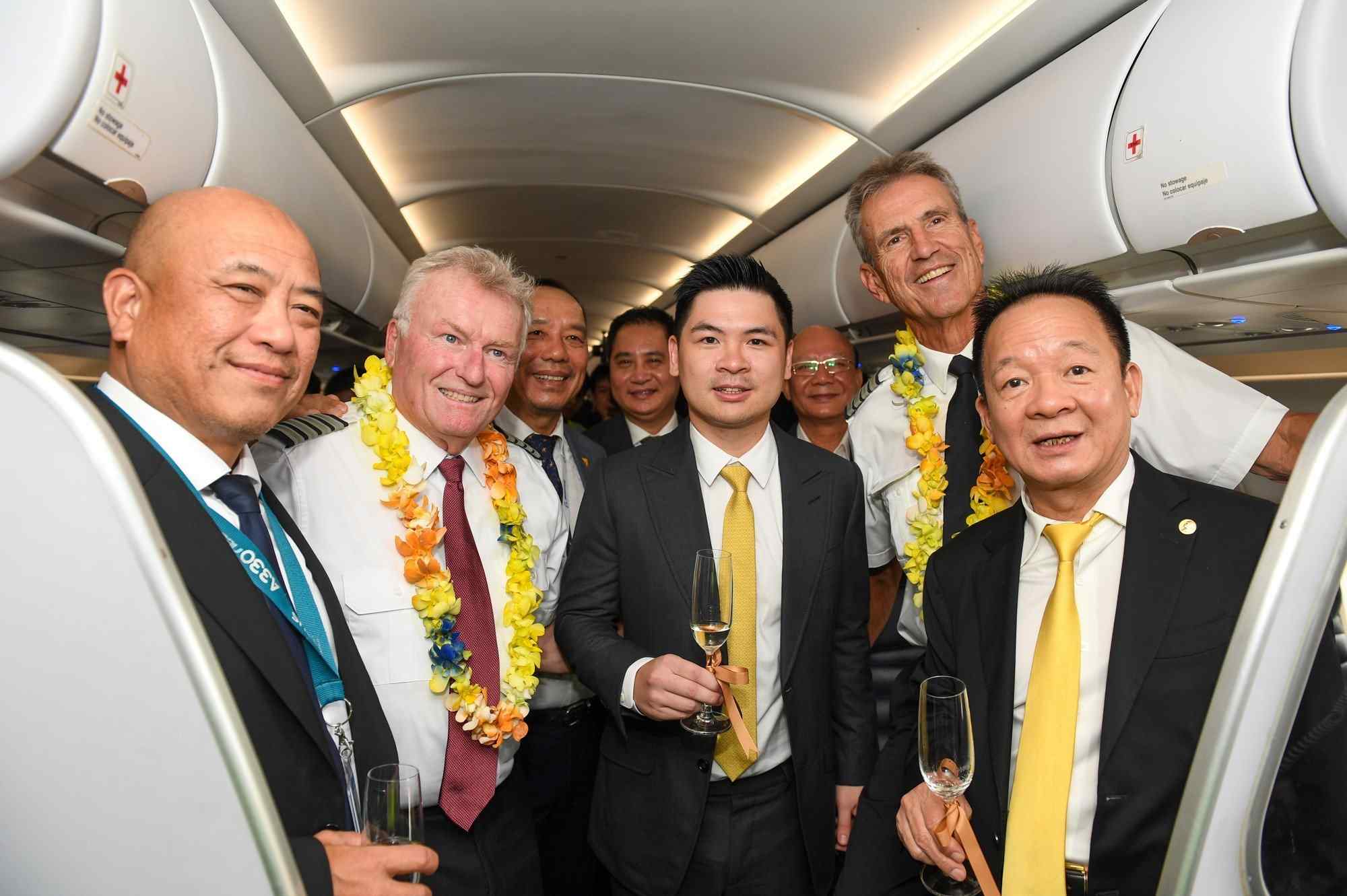 Cac dai bieu chuc mung to bay cua Airbus A321.