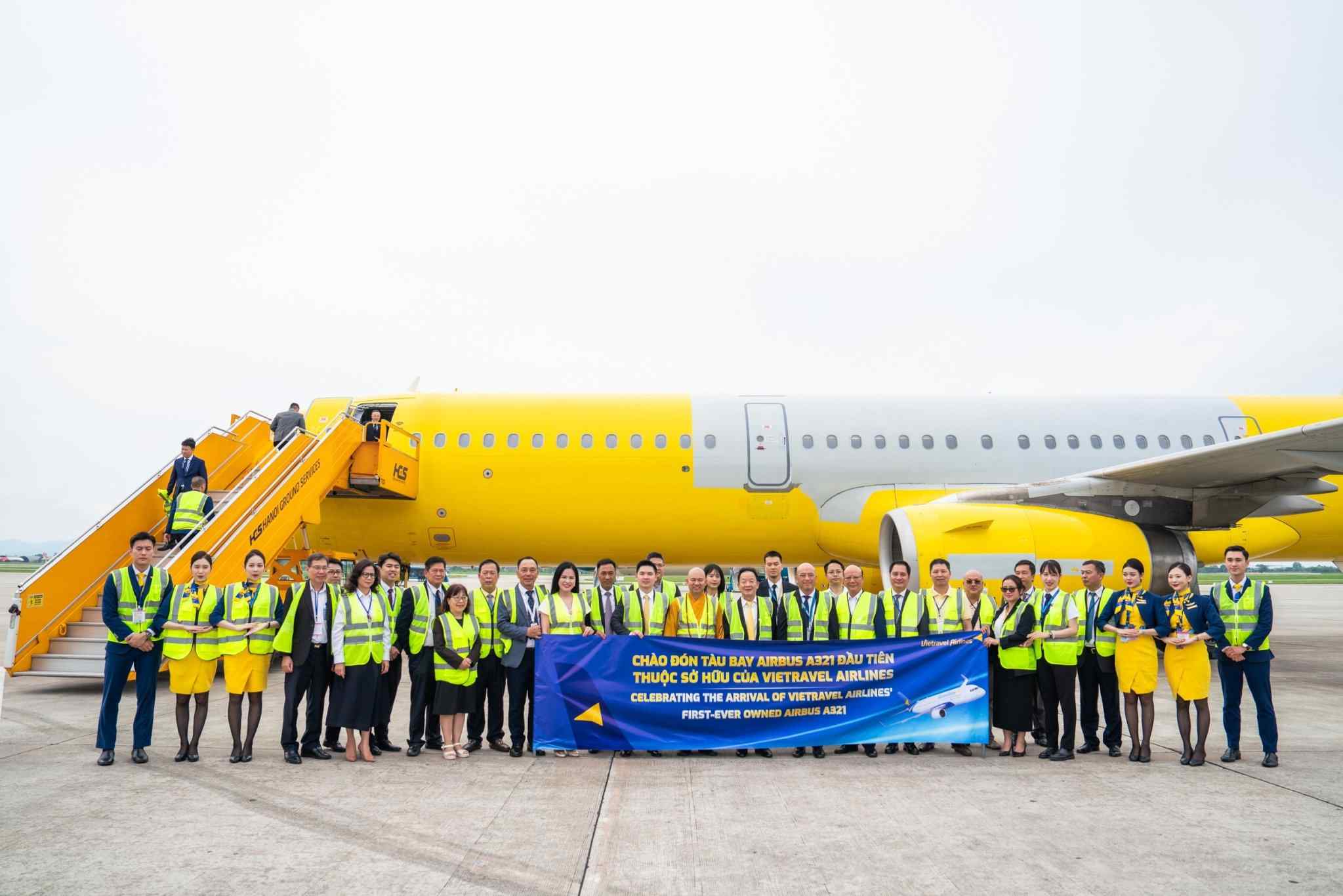 Cac dai bieu chup anh luu niem cung chiec may bay Airbus A321 dau tien thuoc so huu cua Vietravel Airlines. Anh: Vietravel Airlines