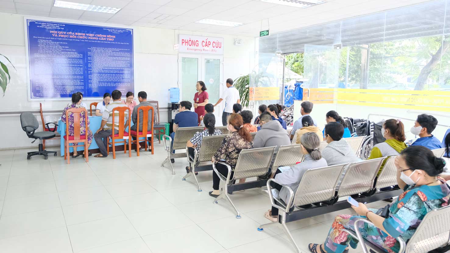 Ti le benh nhan thoai hoa xuong khop den kham va dieu tri tai benh vien tang