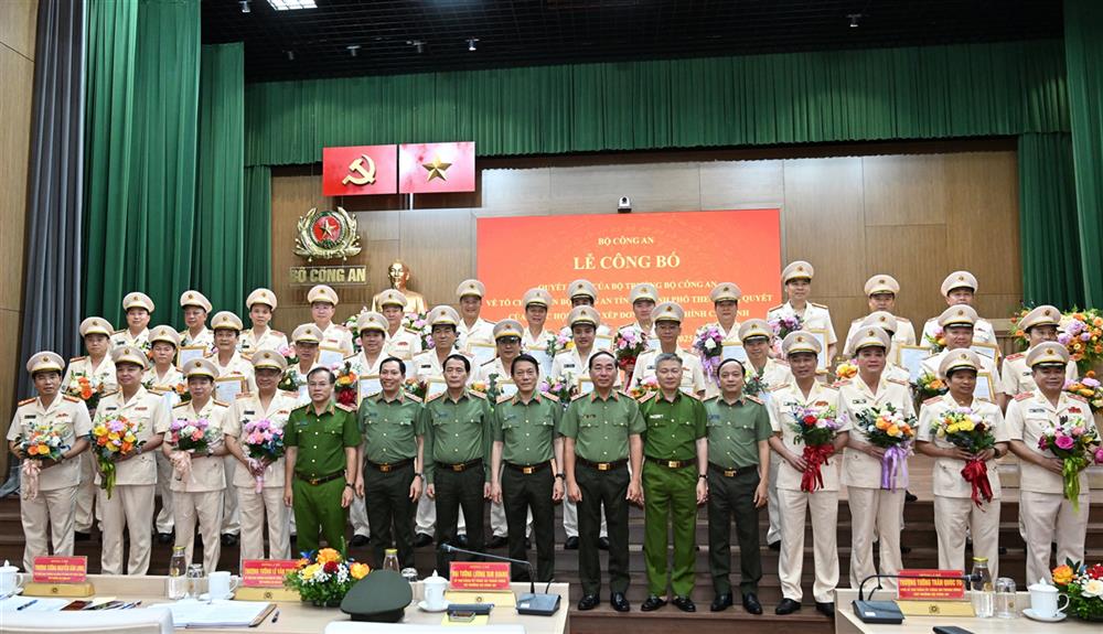 Minister Luong Tam Quang and comrades in the Standing Committee of the Central Public Security Party Committee, leaders of the Ministry of Public Security presented flowers to congratulate 34 comrades of the Police Directors at the provincial and municipal levels. Photo: Ministry of Public Security
