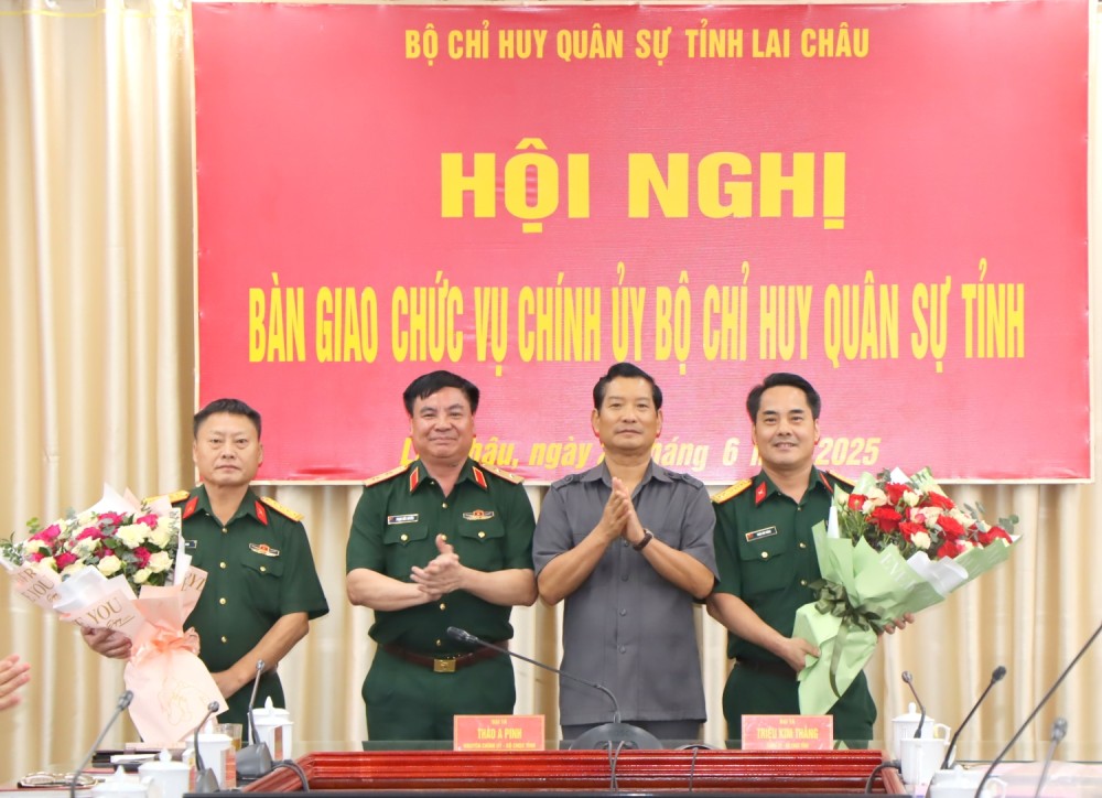 Trung tuong Pham Duc Duyen - Bi thu Dang uy, Chinh uy Quan khu 2 va ong Chu Le Chinh - Pho Chu tich HDND tinh tang hoa chuc mung 2 Dai ta Trieu Kim Thang va Thao A Pinh. Anh: Laichau.dcs.vn