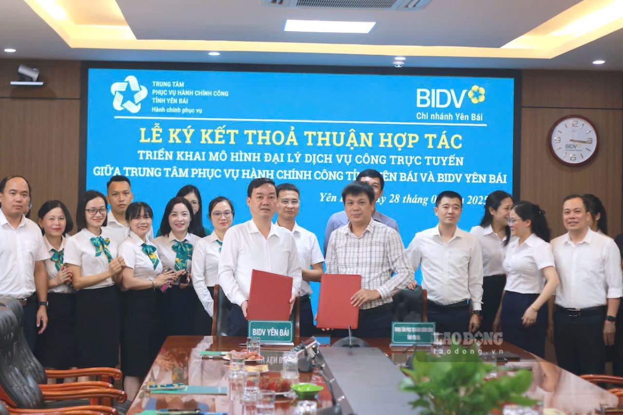 Yen Bai Provincial Public Administration Center and BIDV signed a cooperation agreement in deploying online public service agents. Photo: Van Duc.