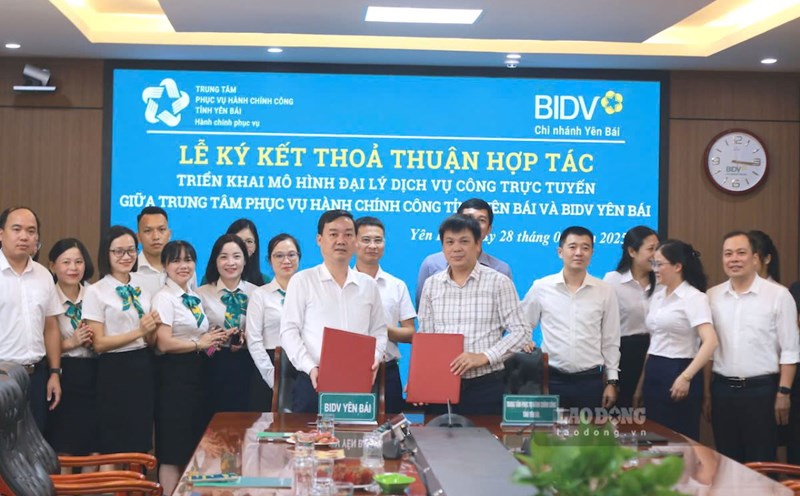 Yen Bai Provincial Public Administration Center and BIDV signed a cooperation agreement in deploying online public service agents. Photo: Van Duc.