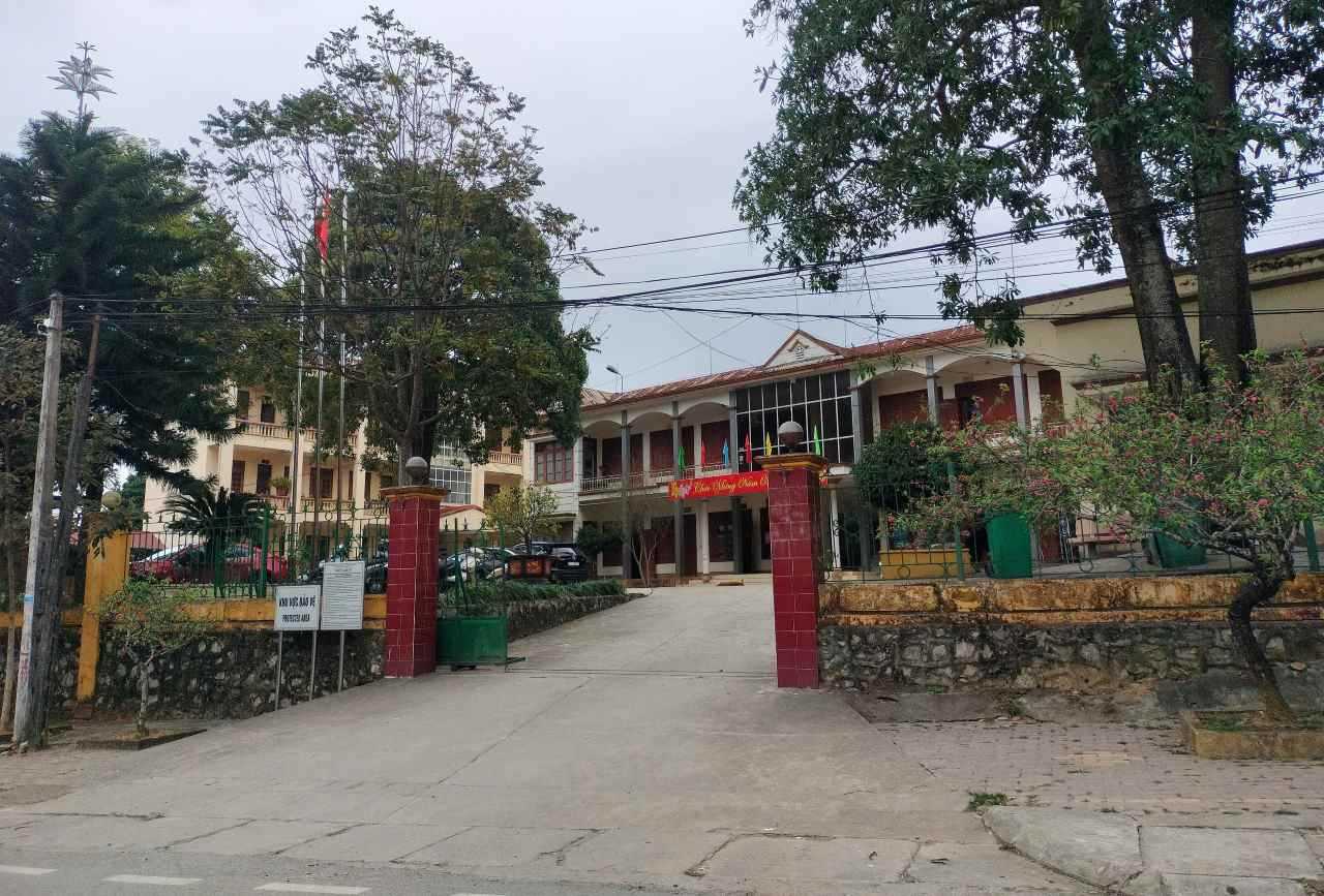 Trụ sở Công an huyện Văn Chấn (trước sáp nhập) được bàn giao cho Công an xã Văn Chấn (sau sáp nhập) sử dụng. Ảnh: Văn Đức.