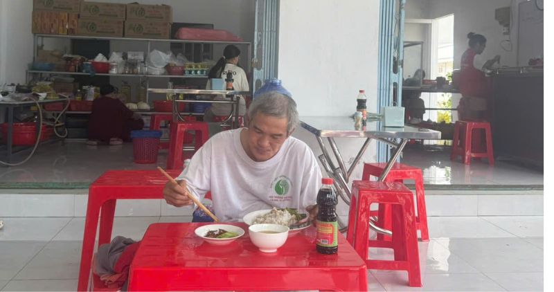 Nguoi lao dong ngheo dung bua tai quan an 0 dong o Vinh Long. Anh: Hoang Loc