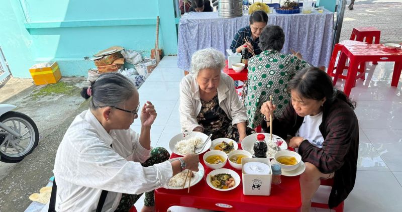 Las ancianas, las mujeres pobres estan calurosamente en la comida. Foto: Hoang loc