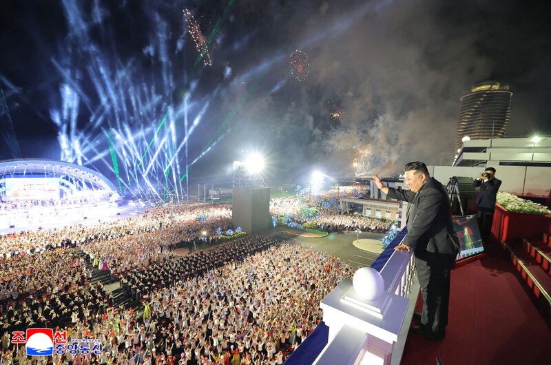 El lider norcoreano Kim Jong-un en la ceremonia de apertura de la zona turistica de clase mundial. Foto: AFP/KHCNA