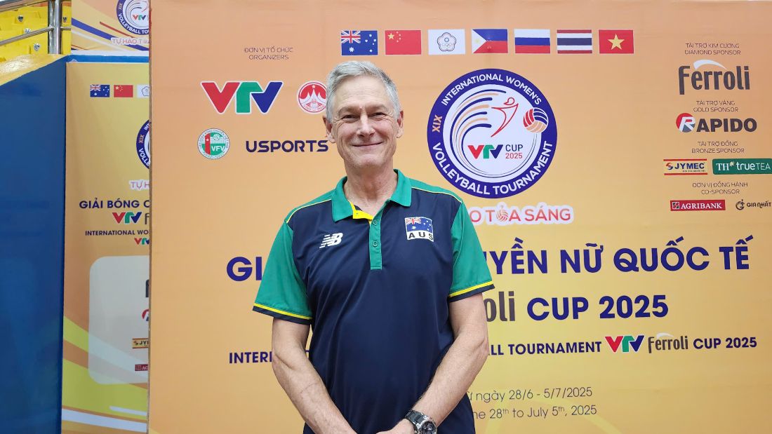 El entrenador en jefe de voleibol femenino australiano asistio a la Copa VTV 2025. Foto: Minh Duong