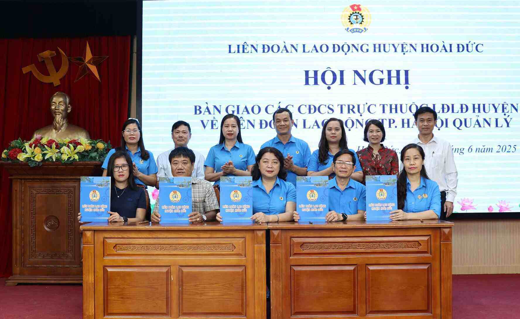 The Hoai Duc District Labor Federation and the Hanoi City Labor Federation handed over and received the grassroots unions. Photo: Manh Quan