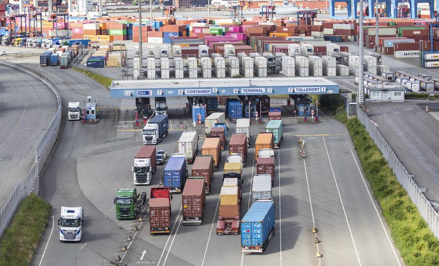 El camion espero al contenedor Tollerort Port en Hamburgo, Alemania, el 28 de mayo de 2025. Foto: Xinhua
