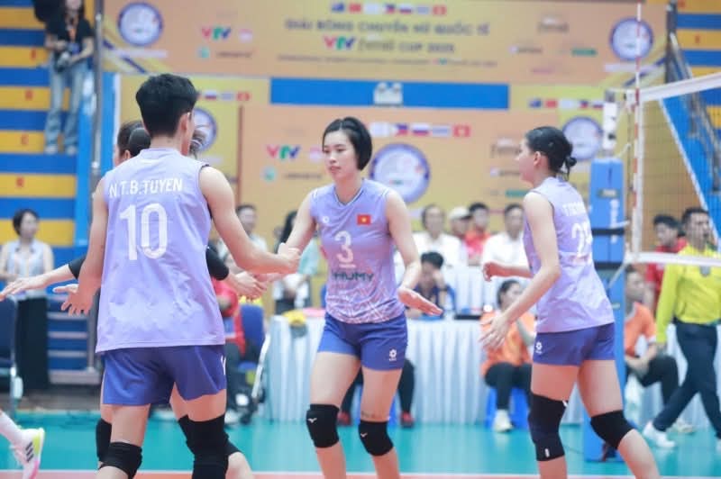 Reclutamiento de voleibol femenino vietnamita para conocer a Filipinas en la Copa VTV 2025. Foto: Hoang Hue