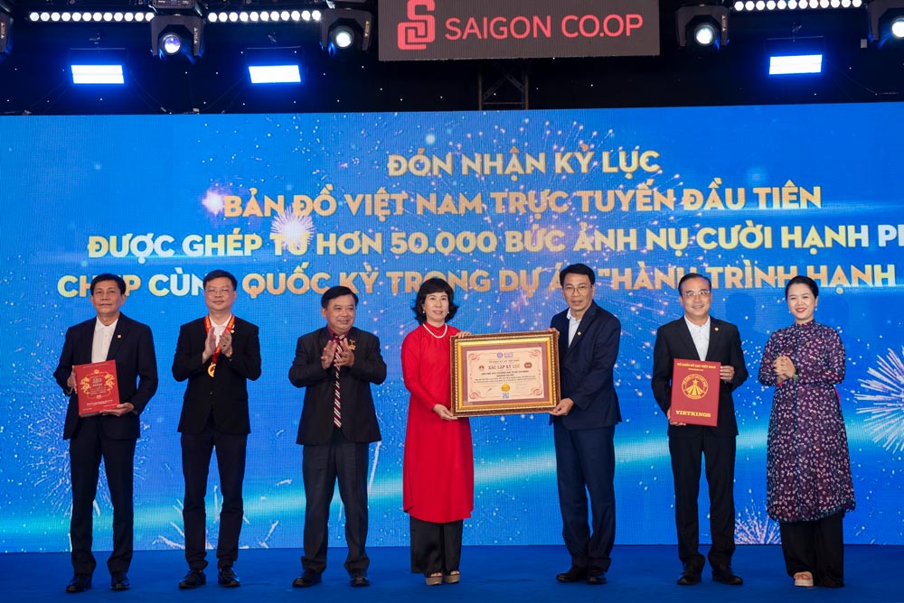 Saigon Co.op đón nhận Kỷ lục Bản đồ Việt Nam trực tuyến được ghép từ 50.000 nụ cười hạnh phúc chụp cùng Quốc kỳ. Ảnh: DN cung cấp