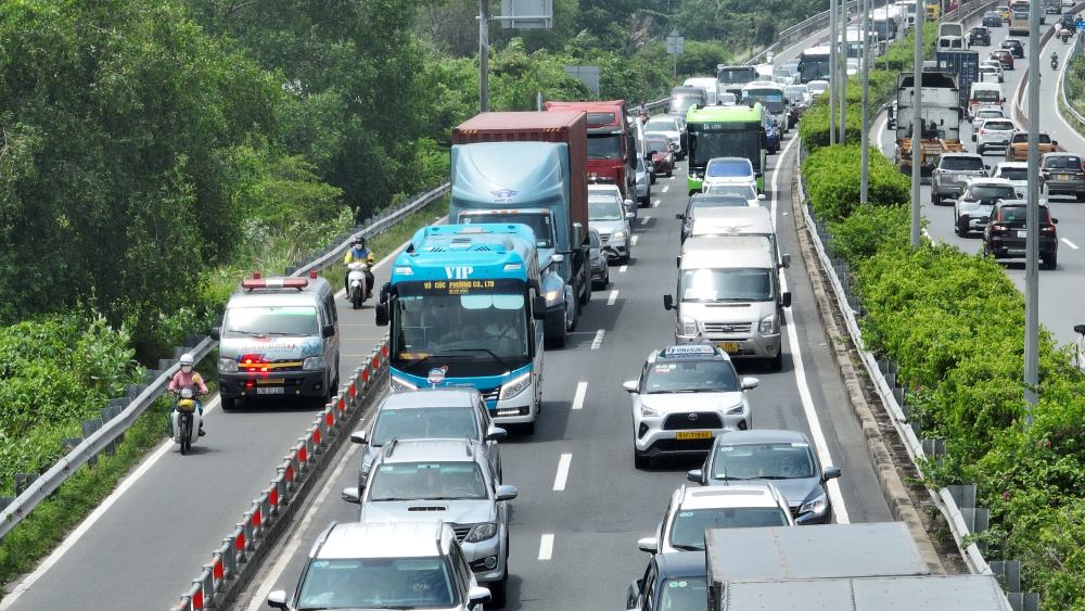 Ciudad de Ho Chi Minh - Long Thanh - Dau Giay Expressway hacia una interseccion de Phu, ciudad de la ciudad, ciudad de Ho Chi Minh. Foto documental: Tu - Tam