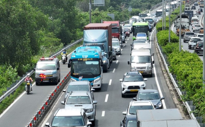 Ho Chi Minh City - Long Thanh - Dau Giay Expressway towards An Phu intersection, Thu Duc City, Ho Chi Minh City. Photo: Tu - Tam