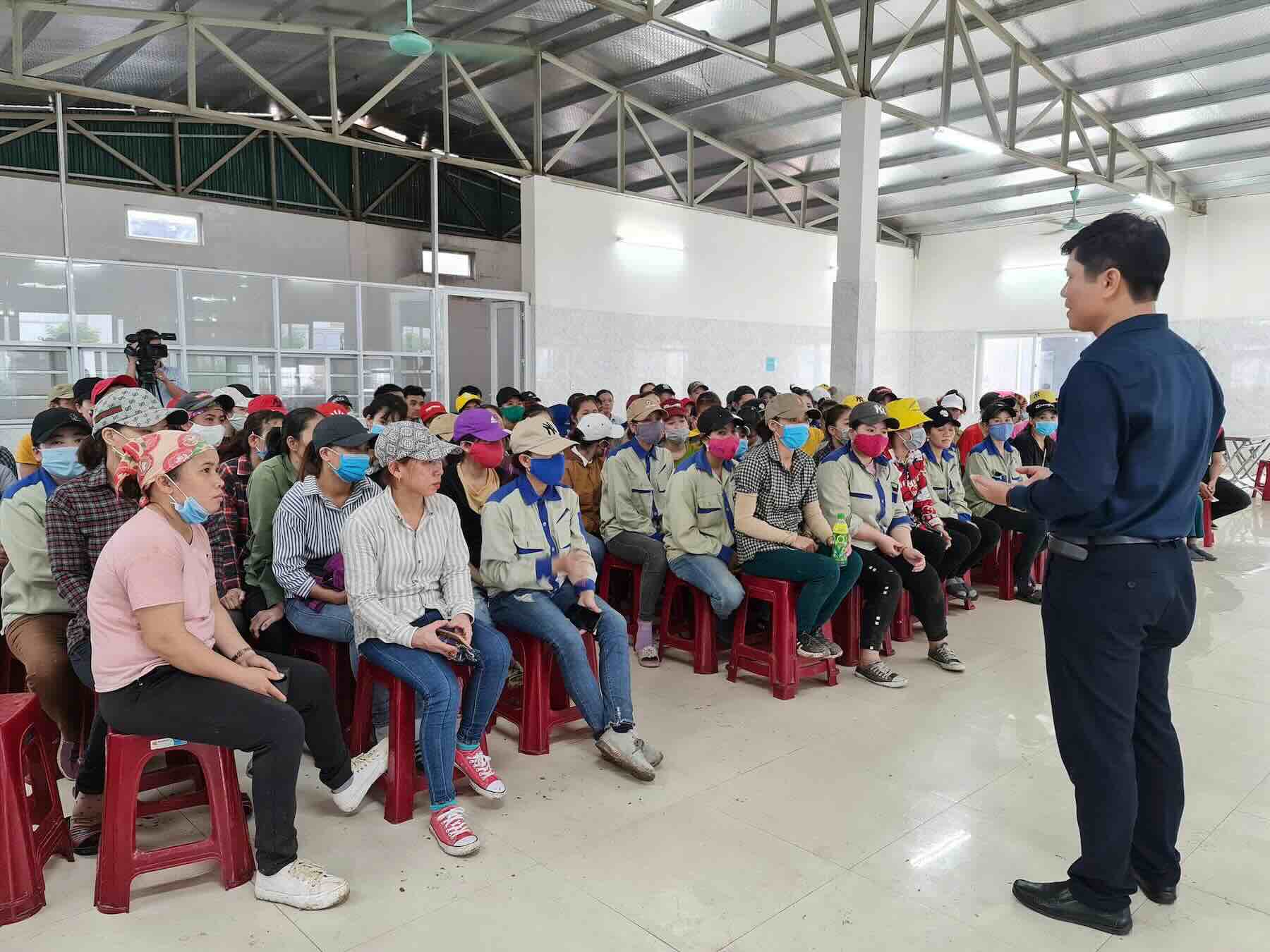 Quang Binh Labor Federation improves the quality of collective labor agreements. Photo: Hoang Hai