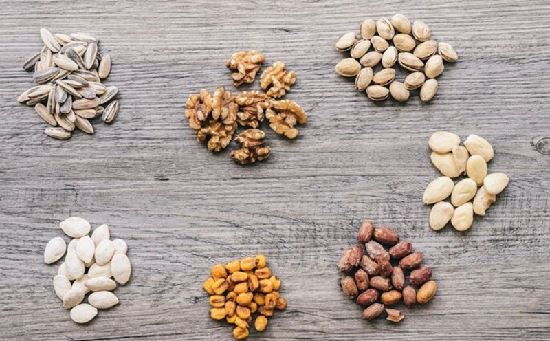Eating nuts helps regulate female hormones. Photo: Thuy Duong