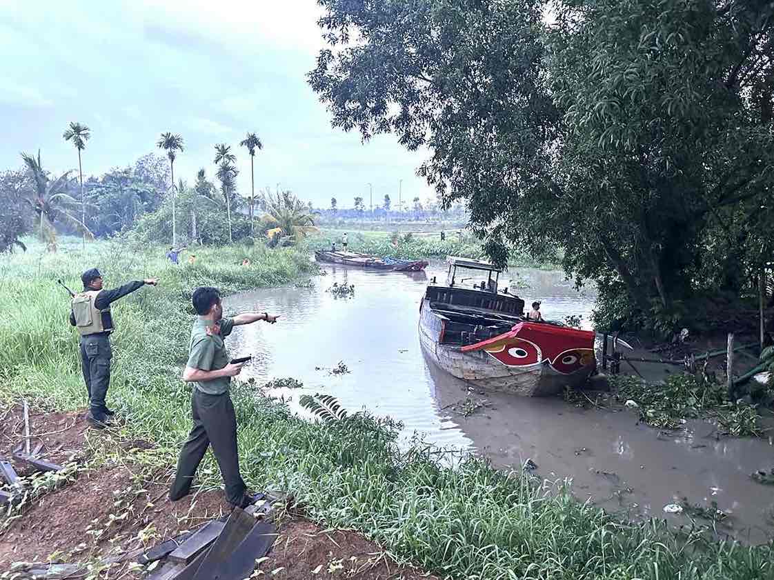 Bắt giữ nhóm đối tượng khai thác cát trái phép trên sông Đồng Nai. Ảnh: Công an tỉnh Đồng Nai