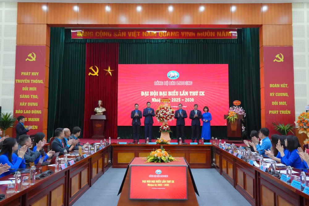 Lanh dao Dang uy Tong LDLDVN tang hoa chuc mung Dai hoi Dai bieu Dang bo Bao Lao Dong lan thu IX nhiem ky 2025-2030. Anh: Vu Linh