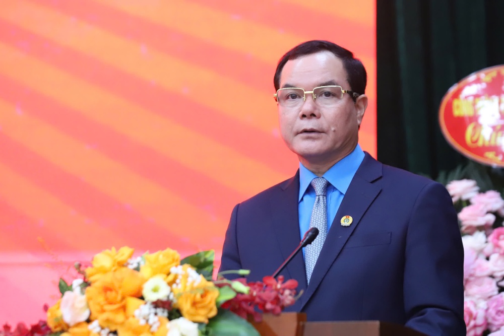 Comrade Nguyen Dinh Khang - Member of the Party Central Committee, Party Committee Secretary, President of the Vietnam General Confederation of Labor - gave a speech directing the 9th Congress of the Lao Dong Newspaper Party Committee for the 2025-2030 term. Photo: Vu Linh