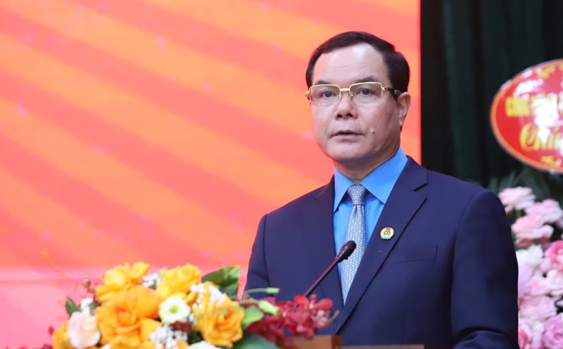 Comrade Nguyen Dinh Khang - Member of the Party Central Committee, Party Committee Secretary, President of the Vietnam General Confederation of Labor - gave a speech directing the 9th Congress of the Lao Dong Newspaper Party Committee for the 2025-2030 term. Photo: Vu Linh