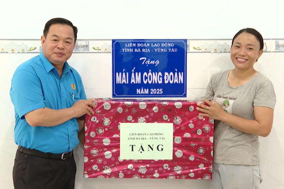 Mr. Nguyen Ba Hung - Vice Chairman of the Provincial Federation of Labor - presented the Trade Union Shelter and gifts to support the family of union member Le Thi Hoa. Photo: Thanh An